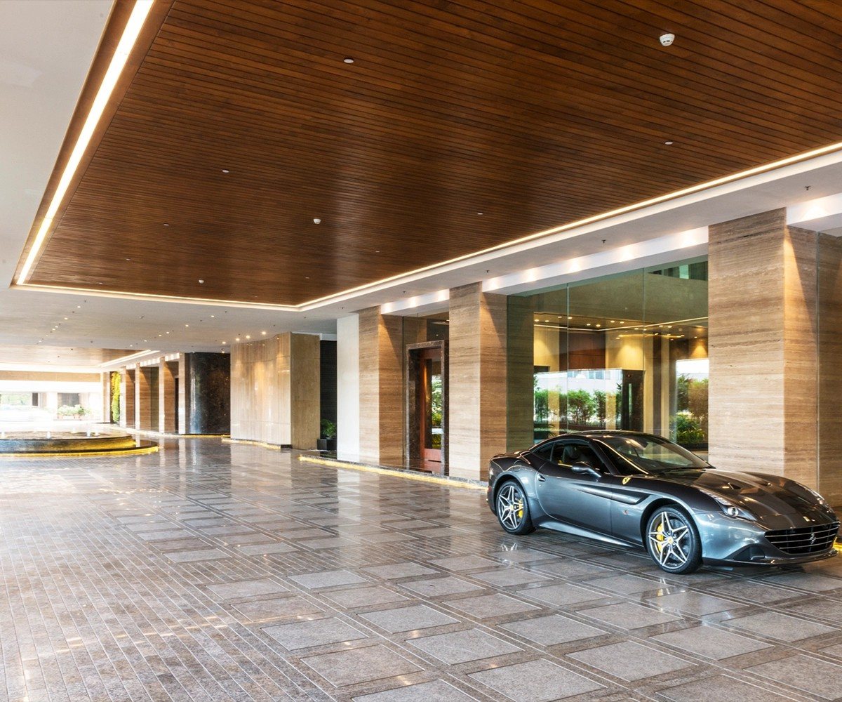 Porte-cochère arrival